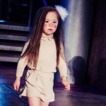Chloe Lennon, az ötéves, Down-szindrómás modell és gyerekszínész